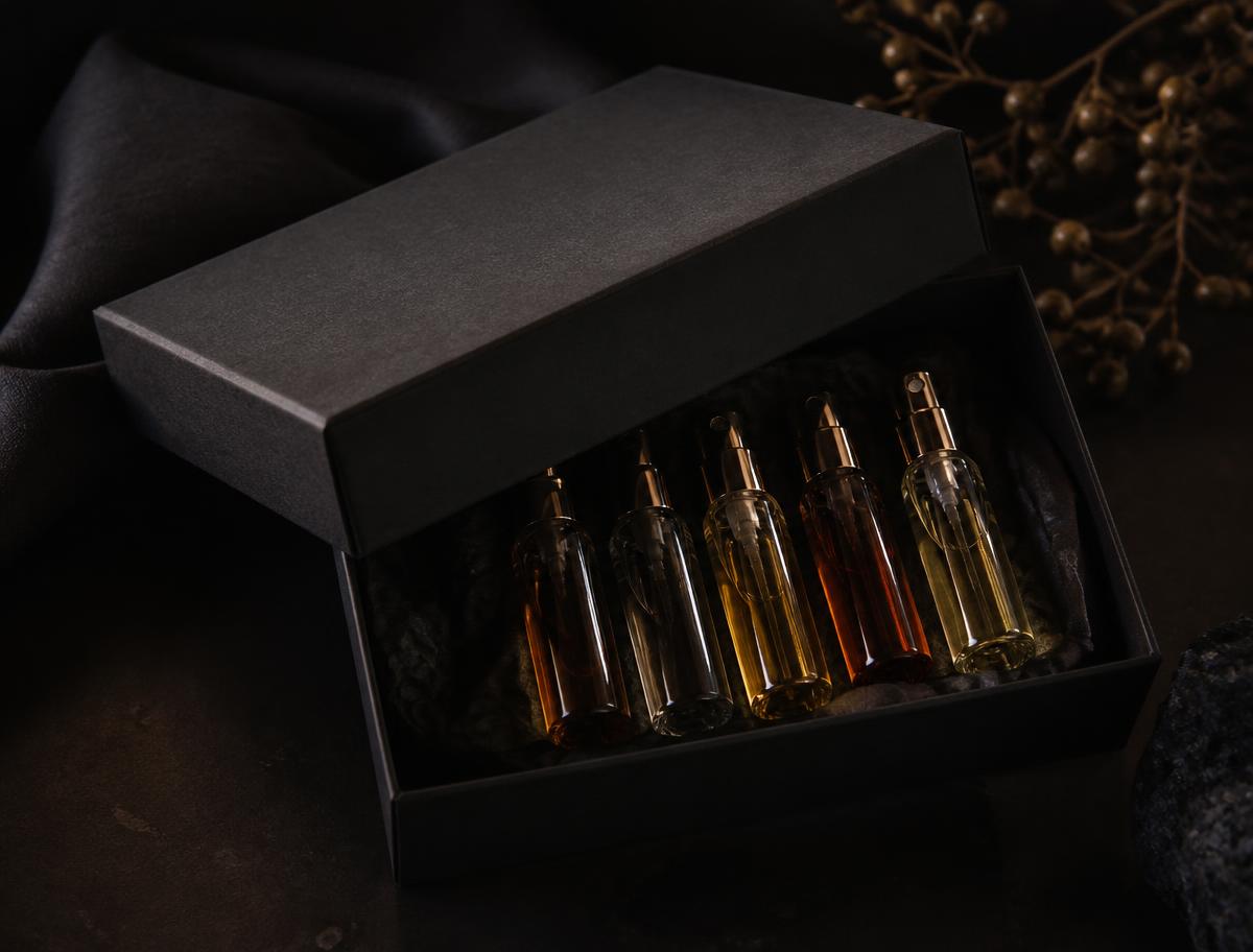 Ciemne pudełko Mystery Box z zestawem szklanych atomizerów perfum